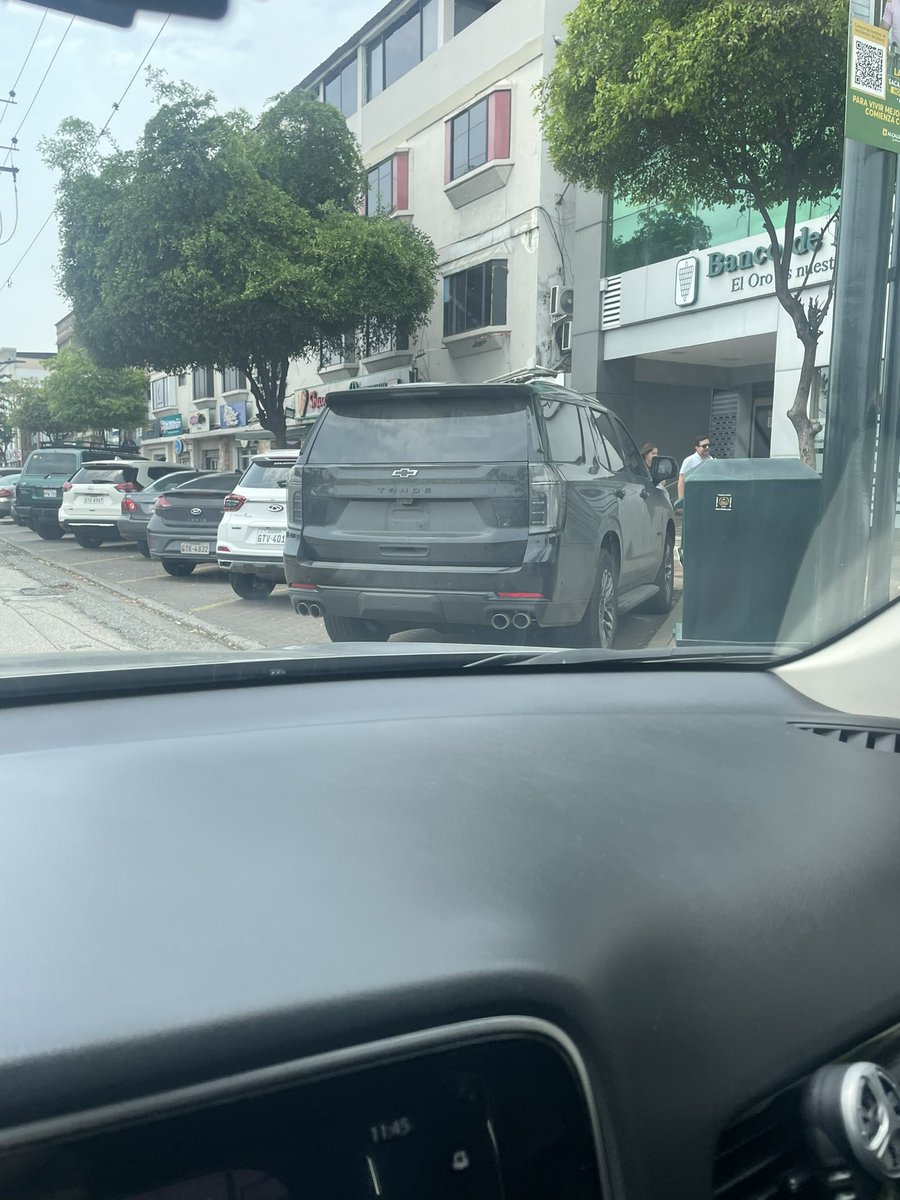 Desfile diario de carros sin placas en Samborondon, deben ser todos panas del alcalde <a href="/juanjoseyunez/">Juan José Yúnez</a> porque la ATS los ve pasar nada más, cero control. Tierra de nadie nuestro cantón.