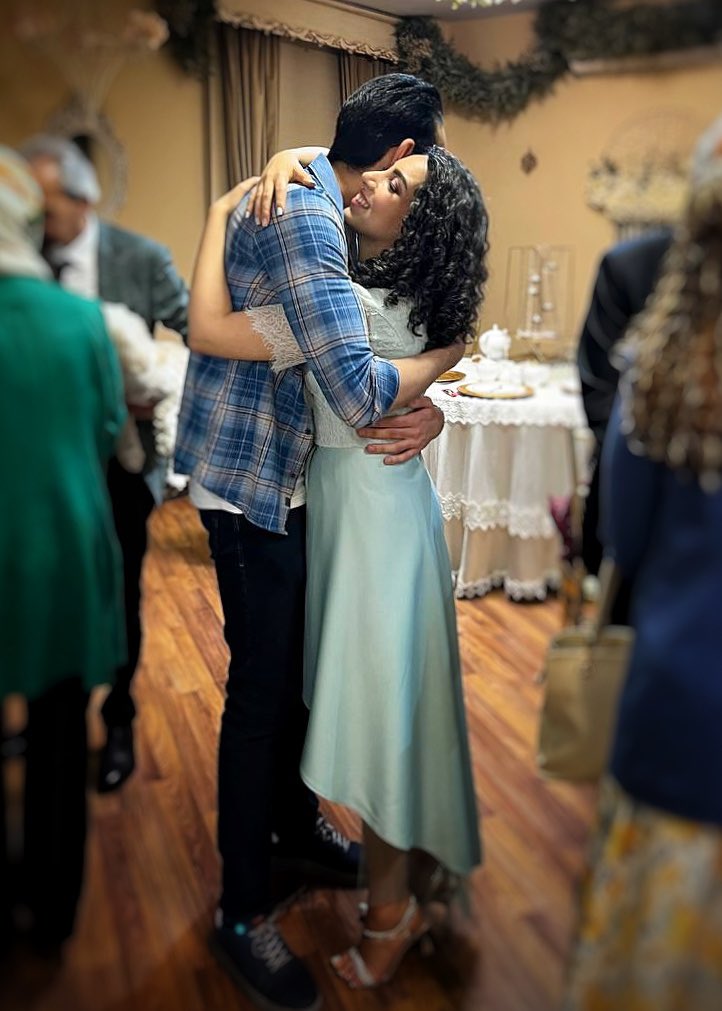 حسرت این آغوش تا ابد روی دلم می‌مونه 😭
چه قد و بالایی داشتی که برای آغوشت با کفش پاشنه‌دار باید رو نوک پام وایمیستادم و توام خودتو خم می‌کردی.
با یک گلوله تو سینه پرپرت کردن 💔
من خواهر بزرگه بودم ولی نبودم و نتونستم ازت مراقبت کنم 😭
#سینا_کاظمی #Sina_Kazemi #IranMassacre