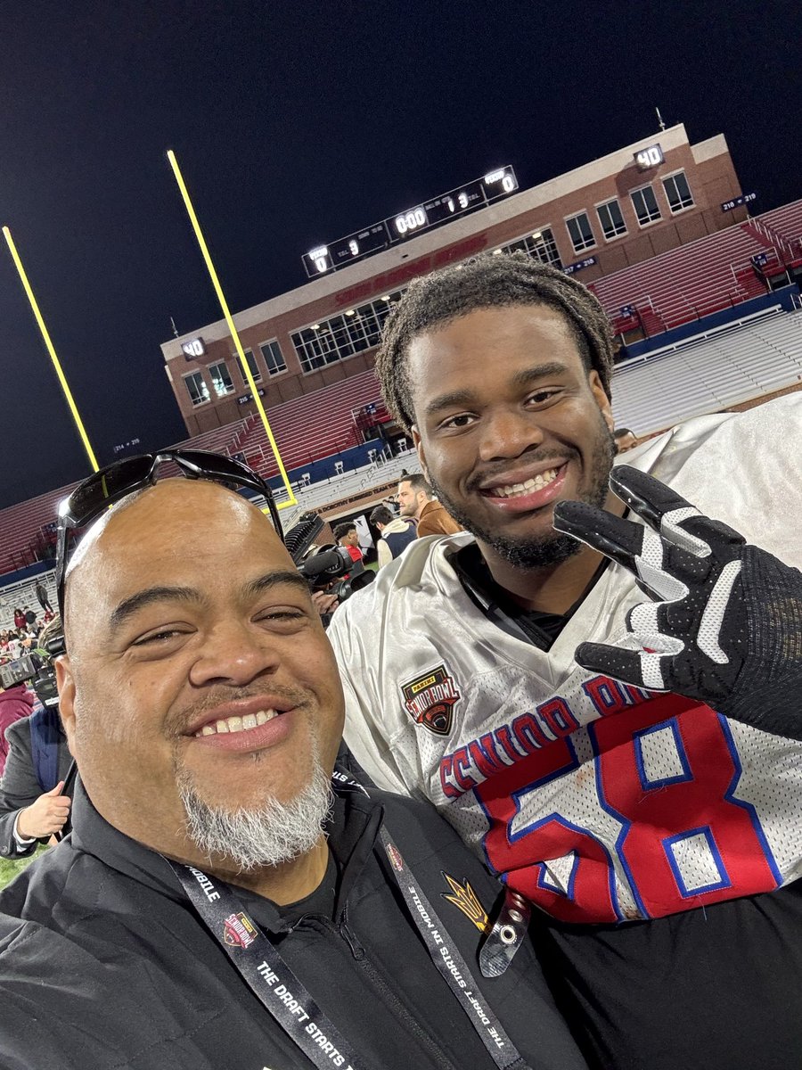CoachTuitele's tweet image. Great to see @maxissnicee71 and @8Keyshaun  balling at Senior Bowl practice.
#ForksUp
#Family
#LIFERS
#1SB
#Werewolves