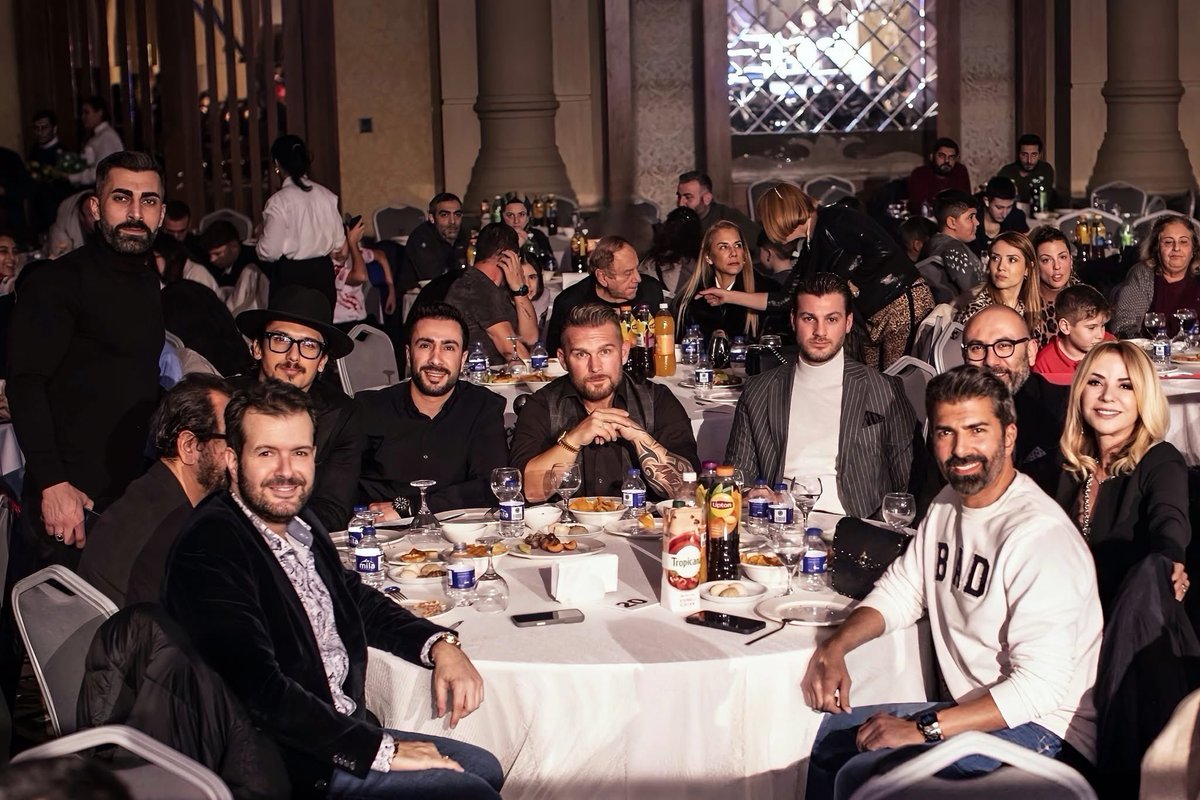 “Tu vida es tu historia. Los buenos amigos conocen tu historia, pero los mejores amigos la escriben contigo. Para mí, los problemas son parte de la vida y afrontarlos con una sonrisa es un arte de vivir.”
📸 • Varol Porsemay FB 
#CenkTorun 💙 #tbt