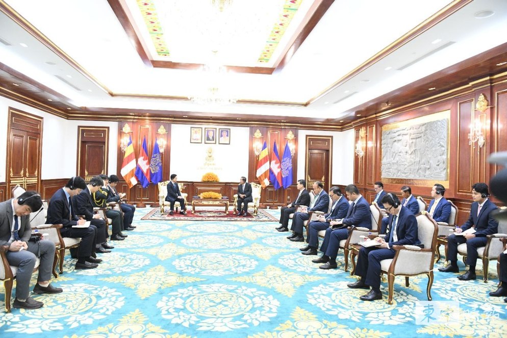 【洪森会见韩国驻柬新任大使】

（金边讯）今日（29日）上午，参议院主席洪森会见韩国驻柬埔寨新任大使金昌勇（Kim Changyong）。