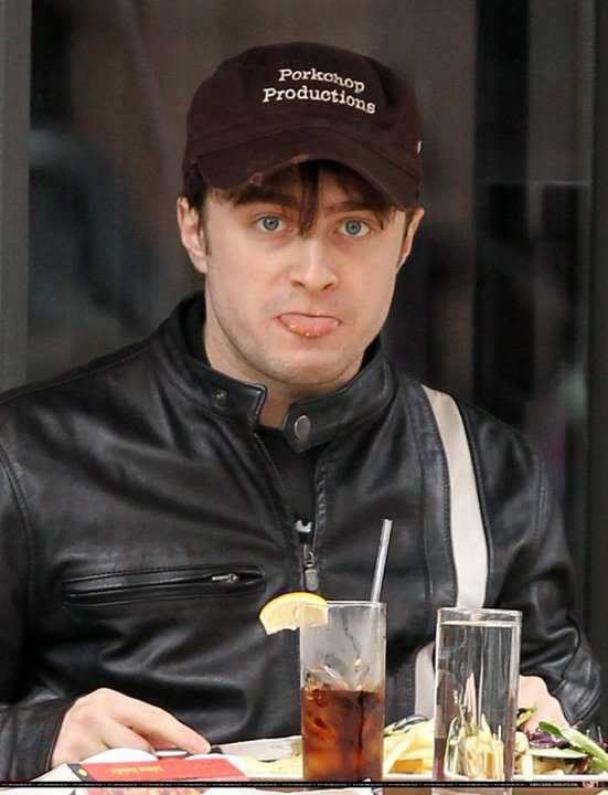 seriesemcena's tweet photo. Em 2007, Daniel Radcliffe usou a mesma roupa por meses seguidos ao sair do teatro durante uma peça em Londres. A estratégia era desvalorizar as fotos dos paparazzi, já que ele aparecia sempre com o mesmo visual, fazendo com que as imagens parecessem ter sido tiradas no mesmo dia e perdessem interesse para sites e revistas.

A tática funcionou e o ator conseguiu se afastar dos fotógrafos, divertindo-se com a frustração deles.