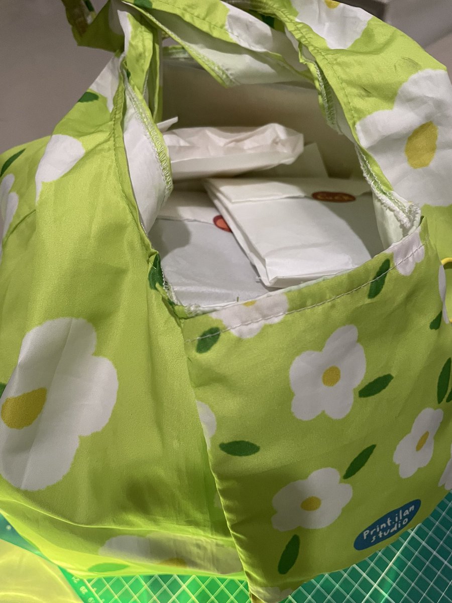 sneak peek isi freebies! hehe

i’ll give them randomly so requesting for a specific member is not possible 🥹

i’ll be carrying them in a bright green bag so if u spot me just say hi!!

i made quite a lot so pls bantu abisin 🫶 see youuu!!