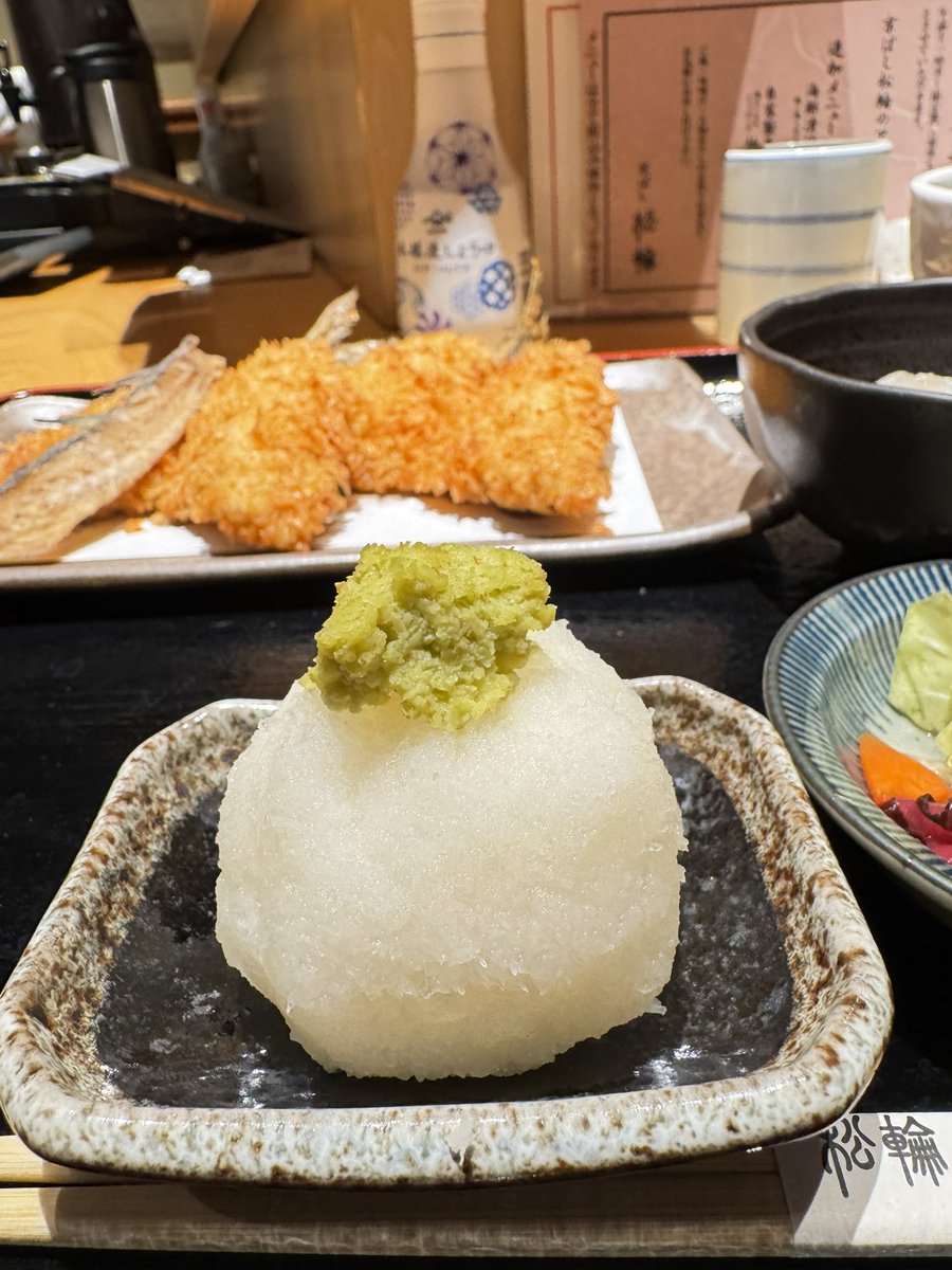 onzoooo's tweet image. 京橋松輪の鯵フライ定食
海鮮漬け小鉢

本日のおかわり
大根おろし
味噌汁
ご飯半分

#京ばし松輪