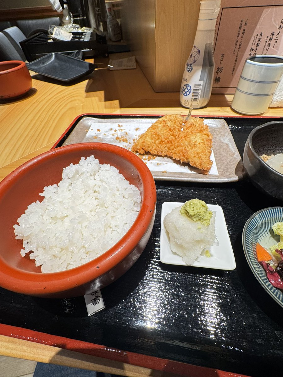 onzoooo's tweet image. 京橋松輪の鯵フライ定食
海鮮漬け小鉢

本日のおかわり
大根おろし
味噌汁
ご飯半分

#京ばし松輪