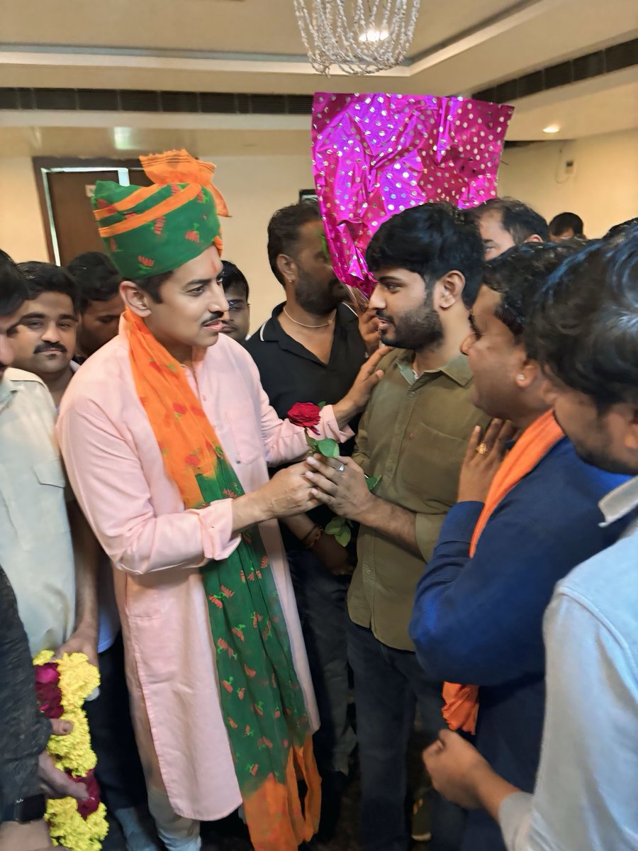 राजस्थान सरकार में कैबिनेट मंत्री श्री कर्नल राज्यवर्धन सिंह राठौड़ जी को जन्मदिवस की हार्दिक बधाई एवं शुभकामनाएँ।

प्रभु श्रीराम से आपके उत्तम स्वास्थ्य एवं दीर्घायु जीवन की कामना करता हूँ।

⁦<a href="/Ra_THORe/">Col Rajyavardhan Rathore</a>⁩