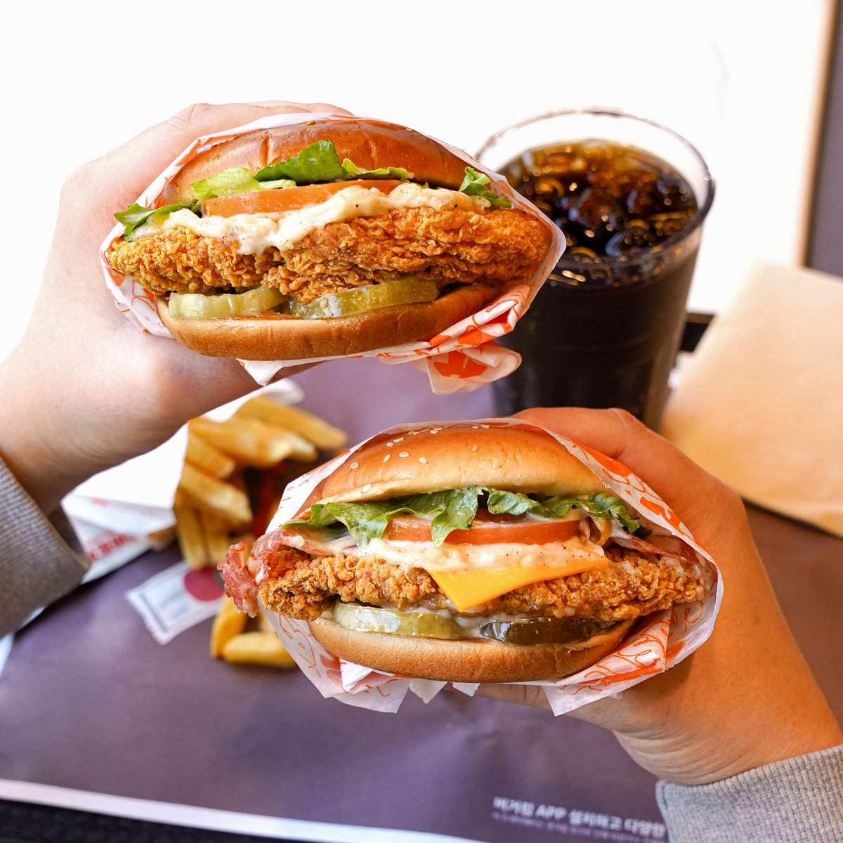 BurgerKing_KOR's tweet image. 👅킹대리 시식 후기👅

NEW!

더 바삭해져서 돌아온 더 크리스퍼™!

더 크리스퍼™은 살짝 매콤한 풍미가 있는 바삭한 패티에
크리스퍼 전용 소스가 어우러져서 풍부한 감칠맛이 있고

더 크리스퍼™ 베이컨&amp;amp;치즈는 여기에
베이컨과 치즈가 더해져 풍미가 꽉 차있는 맛!

더 크리스퍼™ 더 맛있어져서…