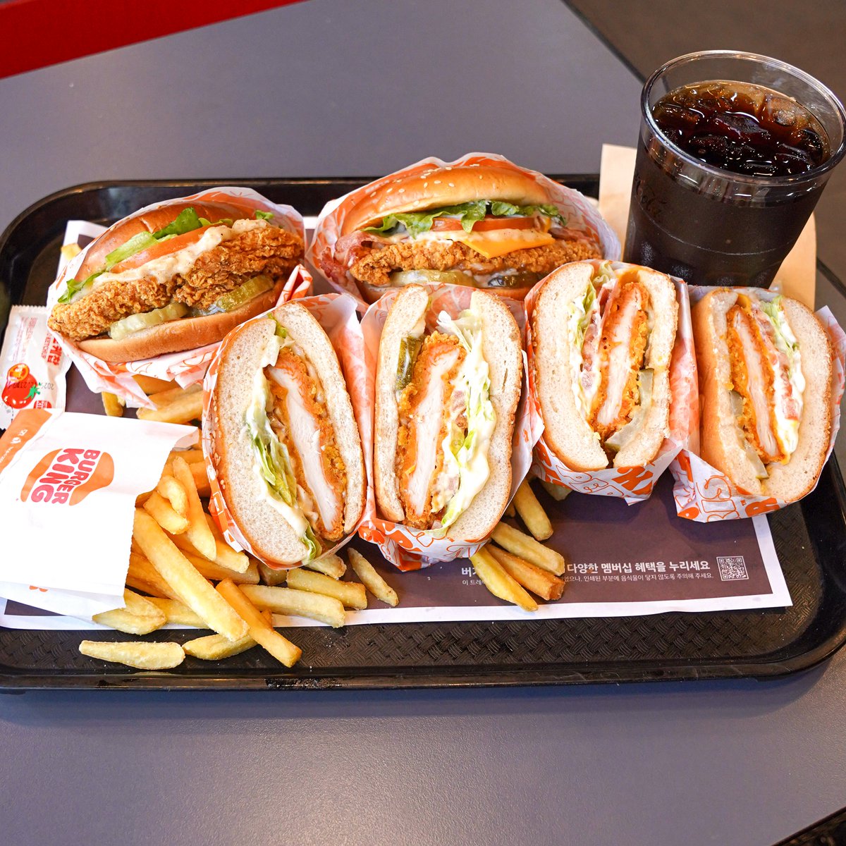 BurgerKing_KOR's tweet image. 👅킹대리 시식 후기👅

NEW!

더 바삭해져서 돌아온 더 크리스퍼™!

더 크리스퍼™은 살짝 매콤한 풍미가 있는 바삭한 패티에
크리스퍼 전용 소스가 어우러져서 풍부한 감칠맛이 있고

더 크리스퍼™ 베이컨&amp;amp;치즈는 여기에
베이컨과 치즈가 더해져 풍미가 꽉 차있는 맛!

더 크리스퍼™ 더 맛있어져서…