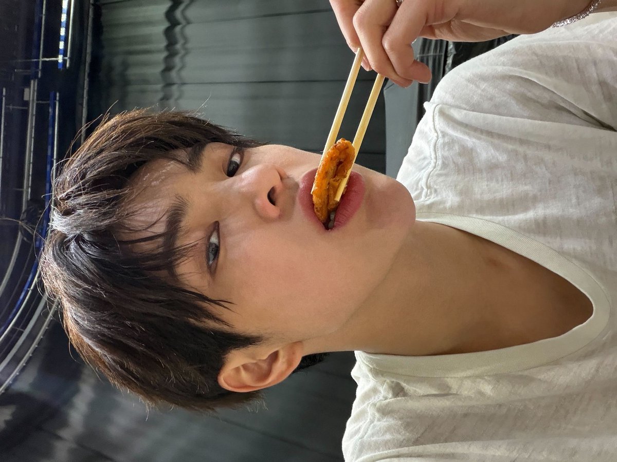 keonholds's tweet photo. we all love #keonho eats selca :3 🍽️ https://t.co/jddnIs020t