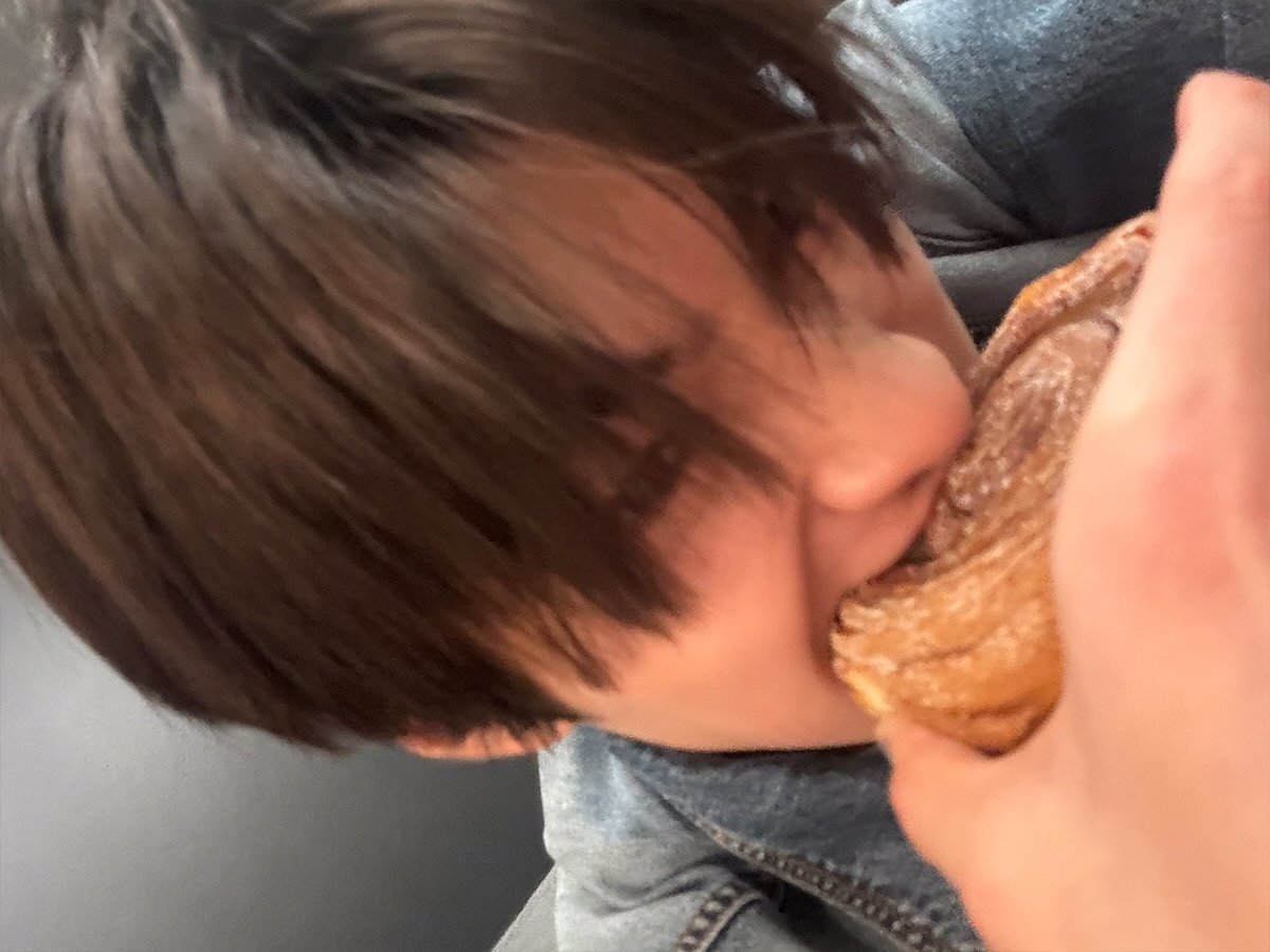 keonholds's tweet photo. we all love #keonho eats selca :3 🍽️ https://t.co/jddnIs020t
