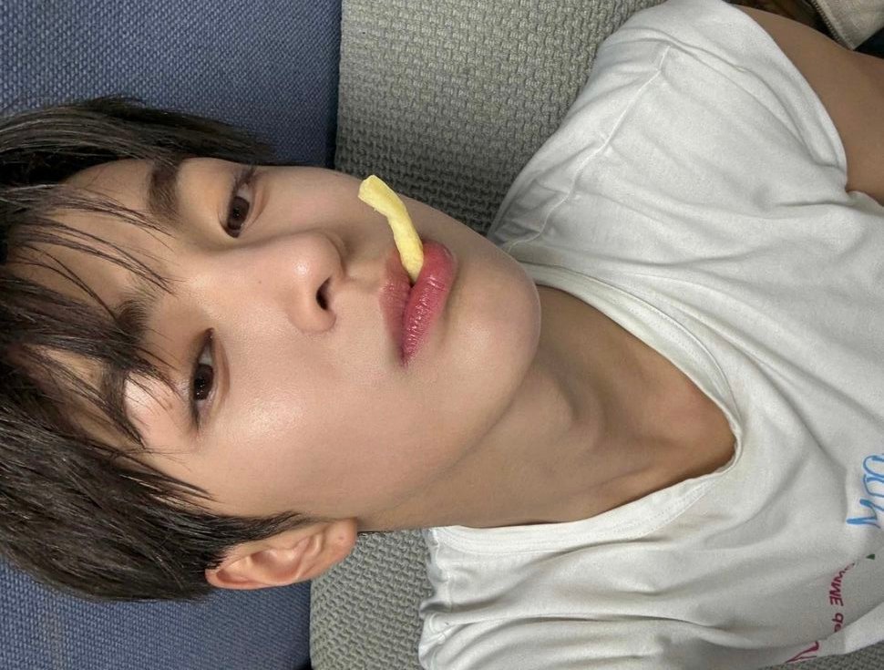we all love #keonho eats selca :3 🍽️