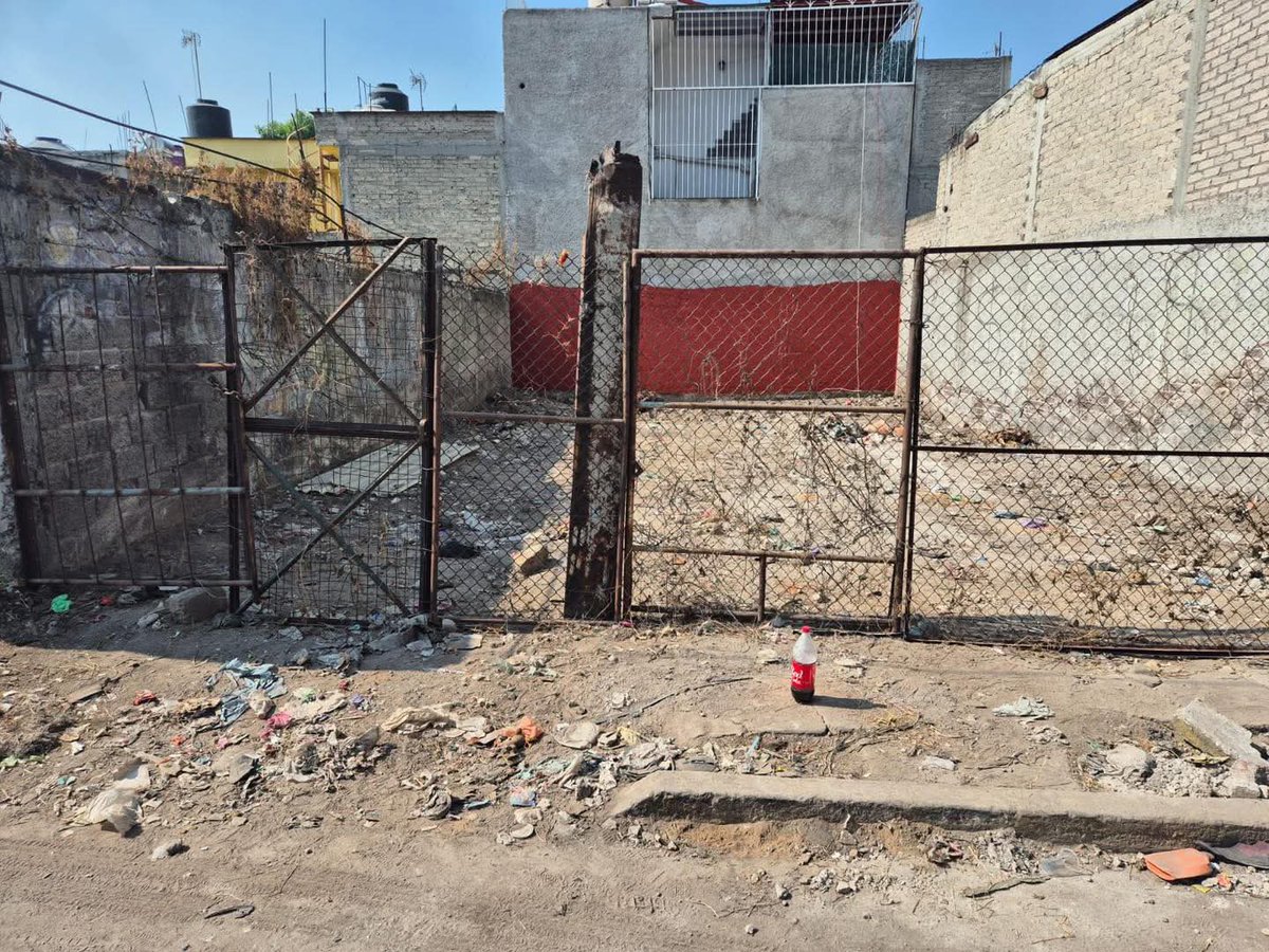 Caen invasores en Ecatepec: los sorprendieron “tomando” un predio ajeno. Entraron  fingieron "limpiar"... pero los vecinos no se quedaron callados.
Es la colonia Gustavo Baz Prada.