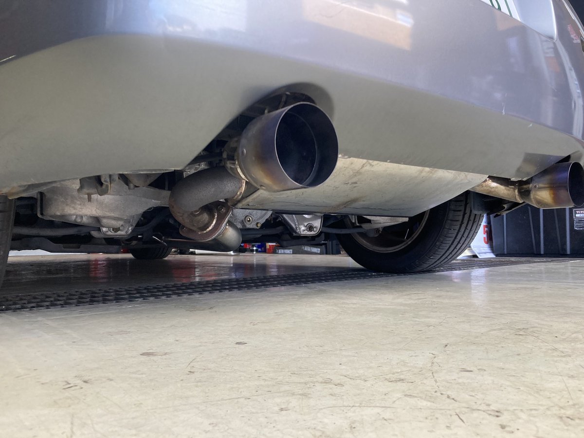 朝イチ来店入庫にてZ33のお持ち込みマフラー交換です🙂中間パイプと以前にリアマフラーも交換しました！

帰り道にたくさん踏んで頂きたいと思います☺️

お持ち込み部品の取り付けも大歓迎です✨️事前にご連絡いただければネット購入品の直送も可能です！大型部品は直送対応がオススメです！