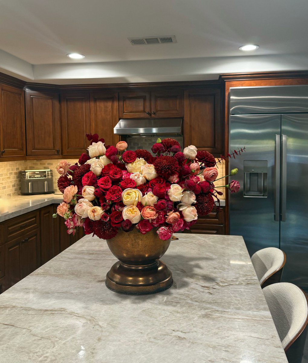 aurumamare's tweet image. when he has exquisite taste &amp;gt; 😍