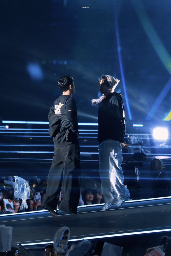 wwonwons's tweet image. the fact that minwon jumped at the same time facing each other and it was captured 💞