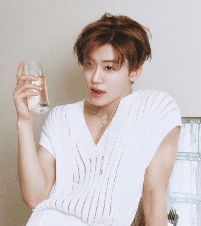 ถือแก้วยังไงให้รู้ว่าใครพระเอกใครนายเอก