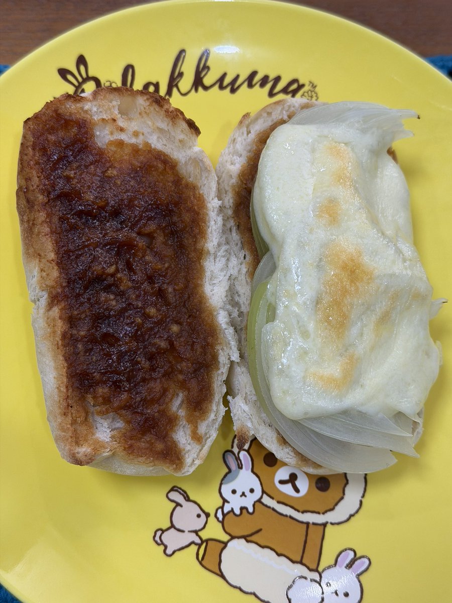 今日のお昼はフリアンの味噌パン🤤
薄切りの玉ねぎとチーズを挟んでみた
味噌と玉ねぎの甘さが合う👍