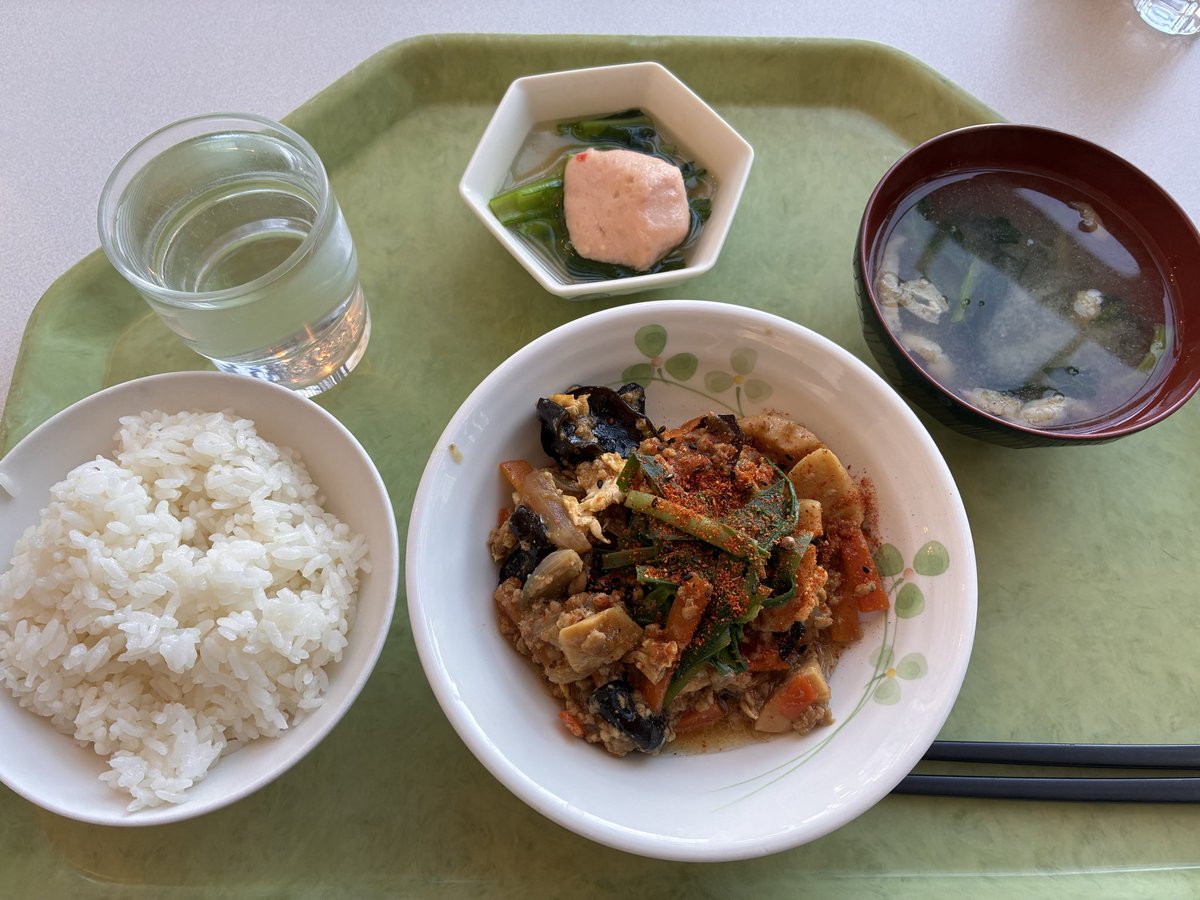 こんにちは！ 今日はとてもいい天気ですね。快晴で少し暖かいです 