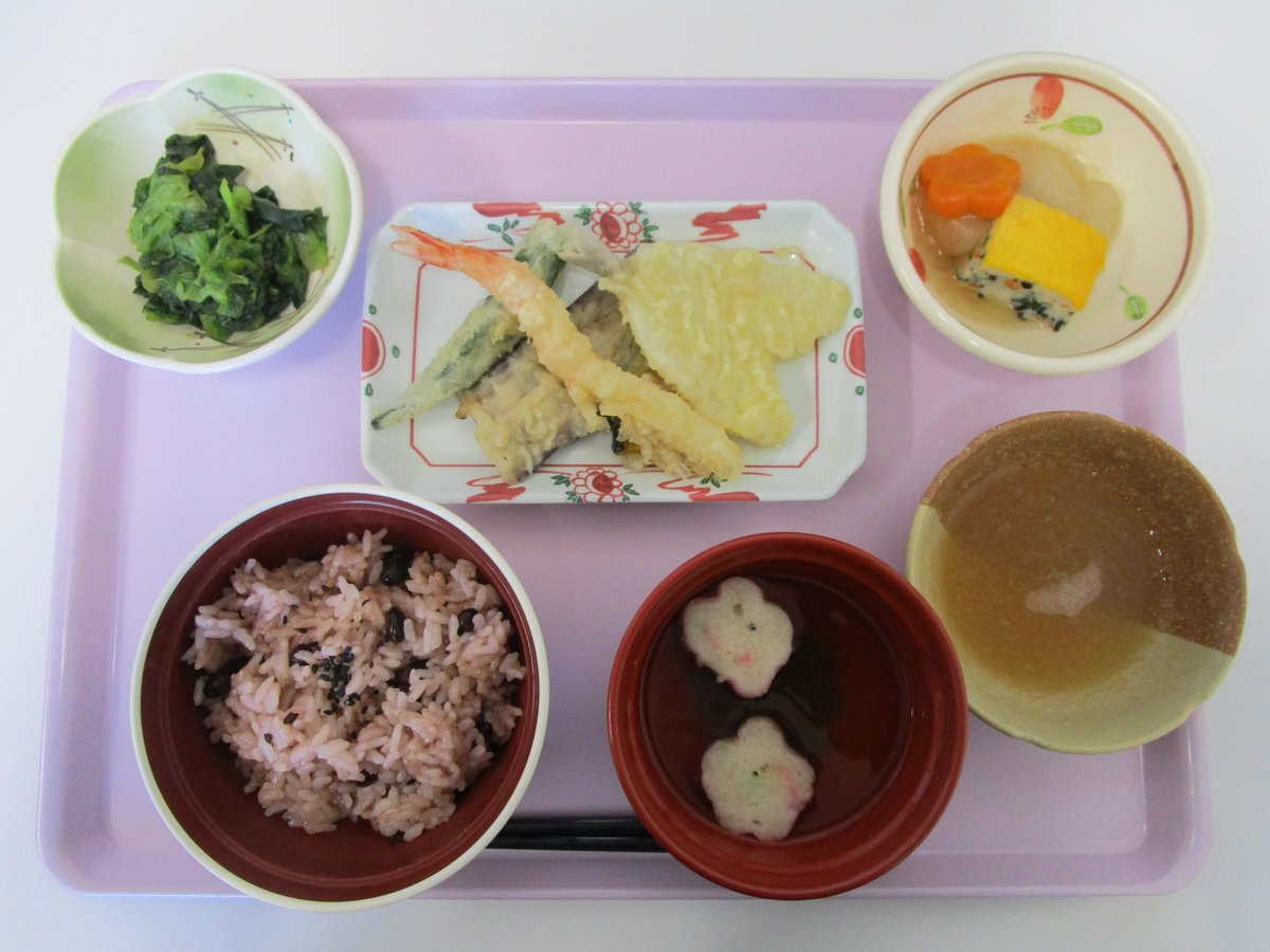 本日は1月のお誕生日食の日でした。お赤飯と天ぷらは定番コンビですが、人気メニューです♪１月生まれの皆様おめでとうございます。