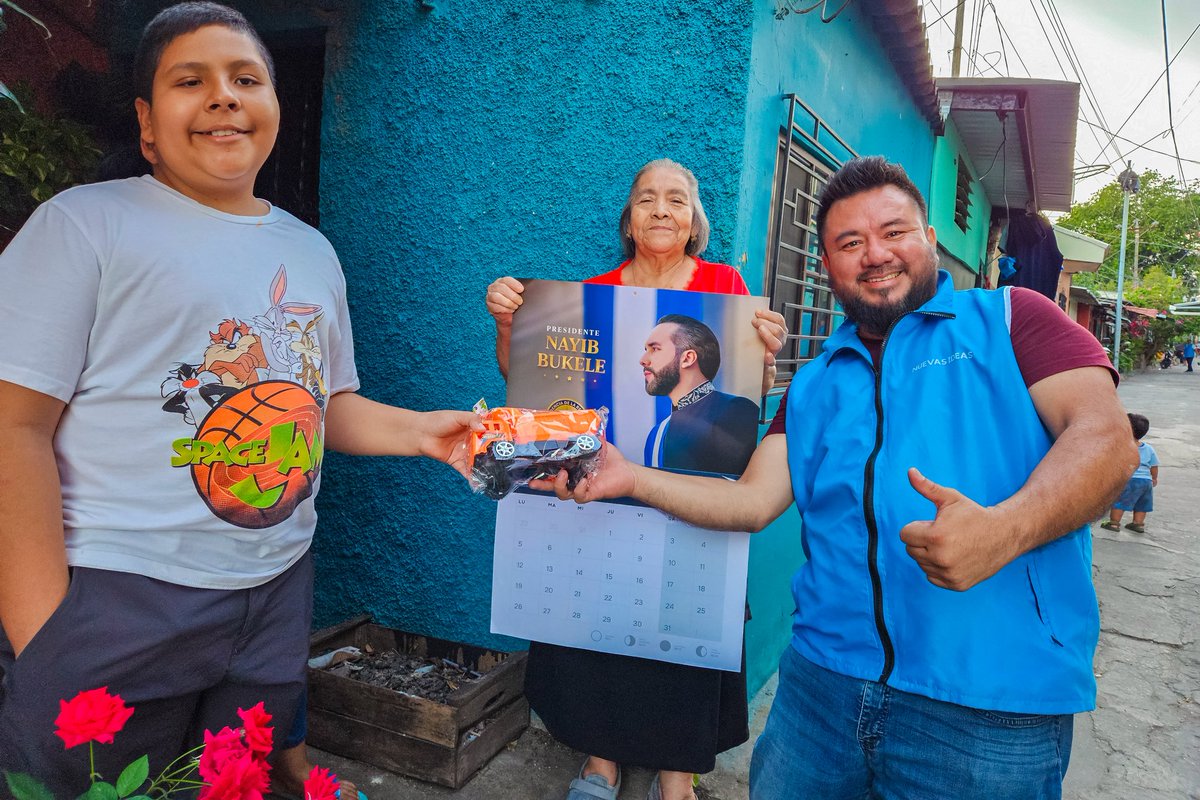 El cariño y la aceptación que la población salvadoreña tiene por nuestro presidente <a href="/nayibbukele/">Nayib Bukele</a> es innegable.

Junto al equipo del diputado <a href="/ChrisGuevaraG/">Christian Guevara 🇸🇻</a> hemos hecho entrega de calendarios 2026 de nuestro presidente en Comunidad Manguito Y Comunidad Palermo del #DistritoCapital