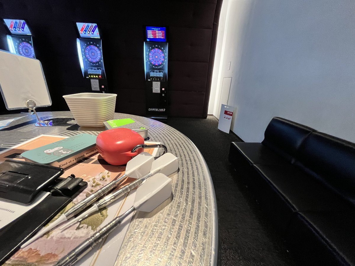 TTake68's tweet image. 今日も今日とて…投げる…リハビリ長いと半年以上かかるかも…と言われ、今のとこそれが濃厚になりそうやから、もう右手投げでもえぇわ！って気持ちが4割ほど芽生えてきた。半年後どーなってるか自分次第！！

#2ヶ月でどこまで出来るかな
#逆手でリハビリ
#2ヶ月でAフラ
#骨折ダーツ