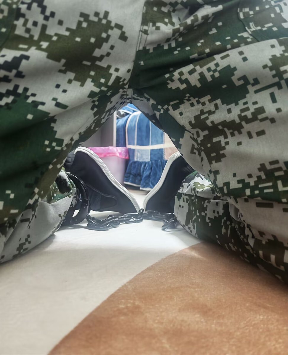 无聊，锁在家偷穿管教的迷彩