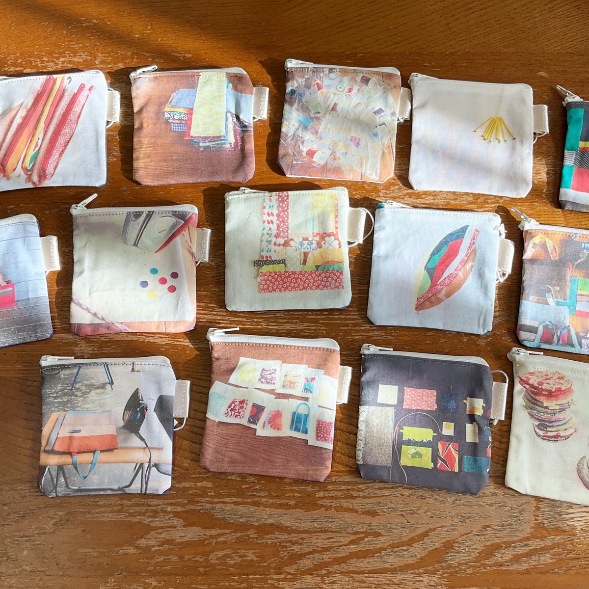 「フォトポーチ　布こもの編」も、「古本通り＠アルデ新大阪」のマチマチ書店コーナーに並べていただいています。

「じぶんで作った布こものの写真を撮って、その写真を使ってまたポーチにした」という不思議なものです。

〜2/2（月）　10:30-20:30（最終日 19:00まで）
新大阪駅2階　アルデひろば