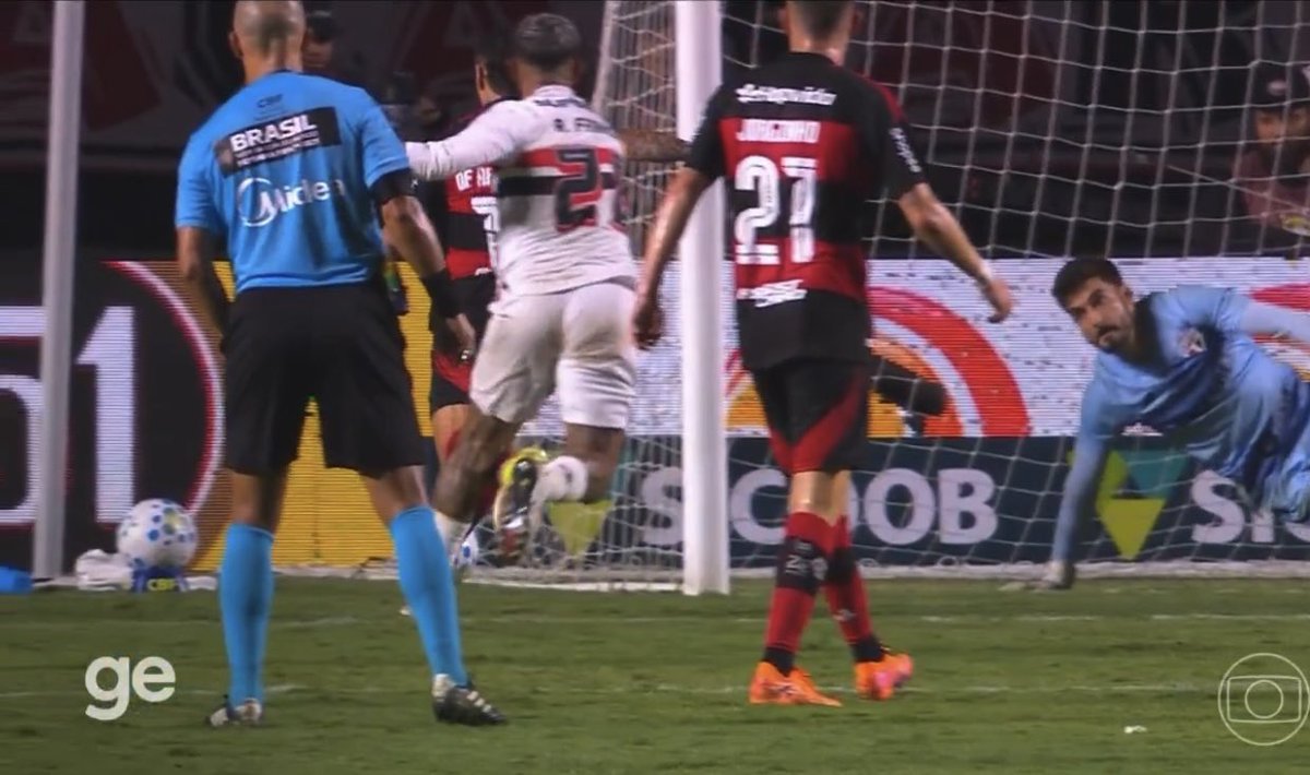 futebol_info's tweet photo. Comentarista de arbitragem da ESPN, Carlos Eugênio Simon diz que arbitragem acertou ao não marcar pênalti em Arrascaeta em São Paulo 2x1 Flamengo:

“Até há um possível toque bem fraquinho no Arrascaeta. Pra mim, isso não é pênalti. Arrascaeta conclui a jogada pra fora do gol, o Flamengo reclamou, o árbitro não marcou e o VAR não interveio. Pra mim, decisão correta da arbitragem.”

📸 Reprodução/Globo | Reprodução/ESPN