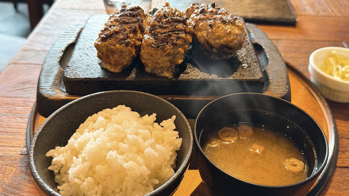 ore_meshi29's tweet image. 品川駅近くの"ジェネリックさわやか"、牛100%粗挽きハンバーグが肉肉しくて美味しい…ご飯おかわり自由で生卵付き、最後はソースかけたTKGで〆て満足！『ただハンバーグが食べたい』