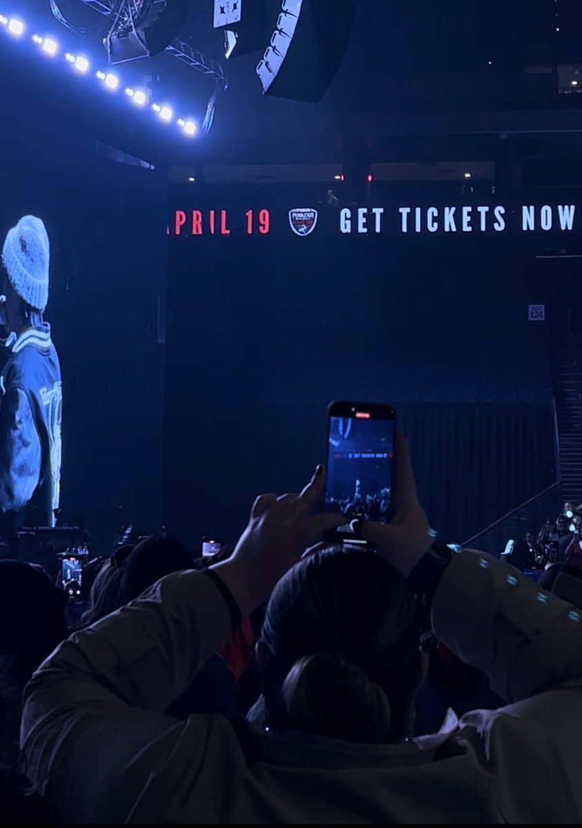 eatreadcook's tweet photo. @PerrineBTS Hobi D1 Oakland. She held that phone ABOVE her head for most of the show. Sometimes she even had 2 phones! https://t.co/8ZDYoWKVYp
