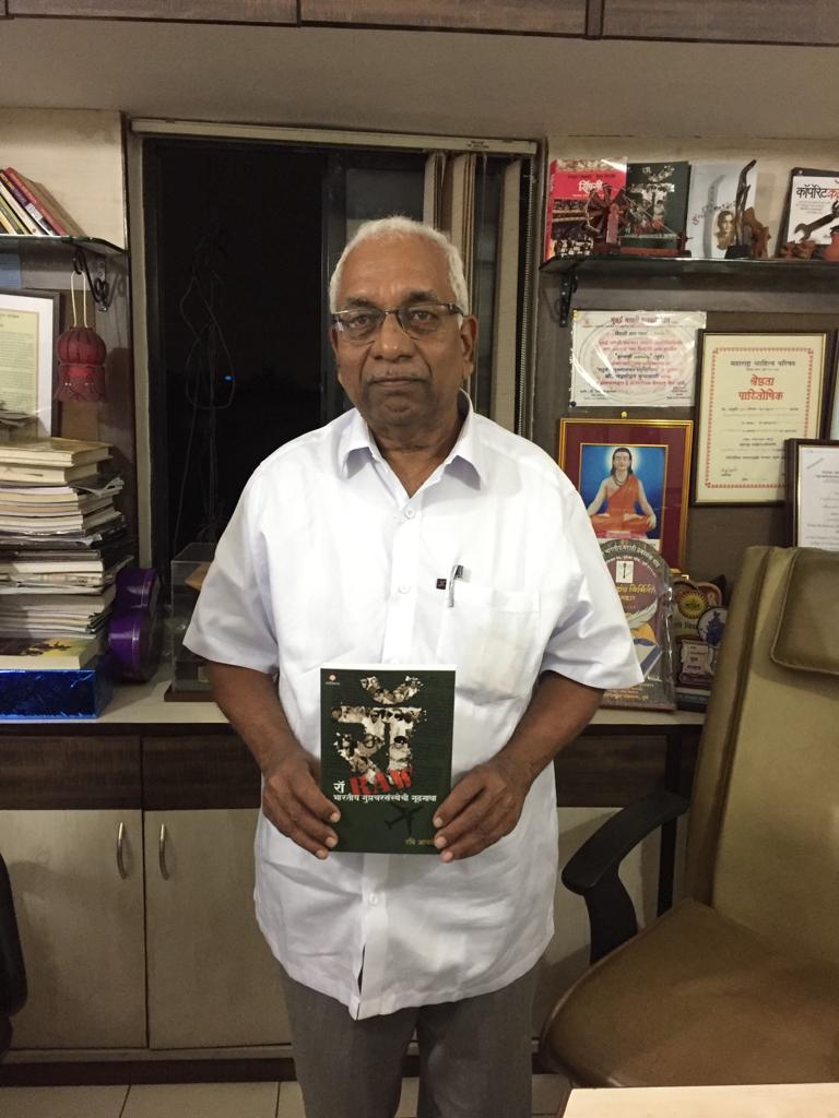 कामगार चळवळीतील लढवय्या ते सामान्य पुस्तक विक्रेता ते गणमान्य-राजमान्य पुस्तक प्रकाशक हा अरविंद पाटकर यांचा प्रवास. मार्केटहून वैचारिक बांधिलकी श्रेष्ठ अशी धारणा असलेल्या मोजक्या प्रकाशकांपैकी ते एक होते. गिरणगावच्या विद्यापीठात घडलेल्या या ज्येष्ठ गप्पिष्ट 'मित्रा'स  आदरांजली!🙏