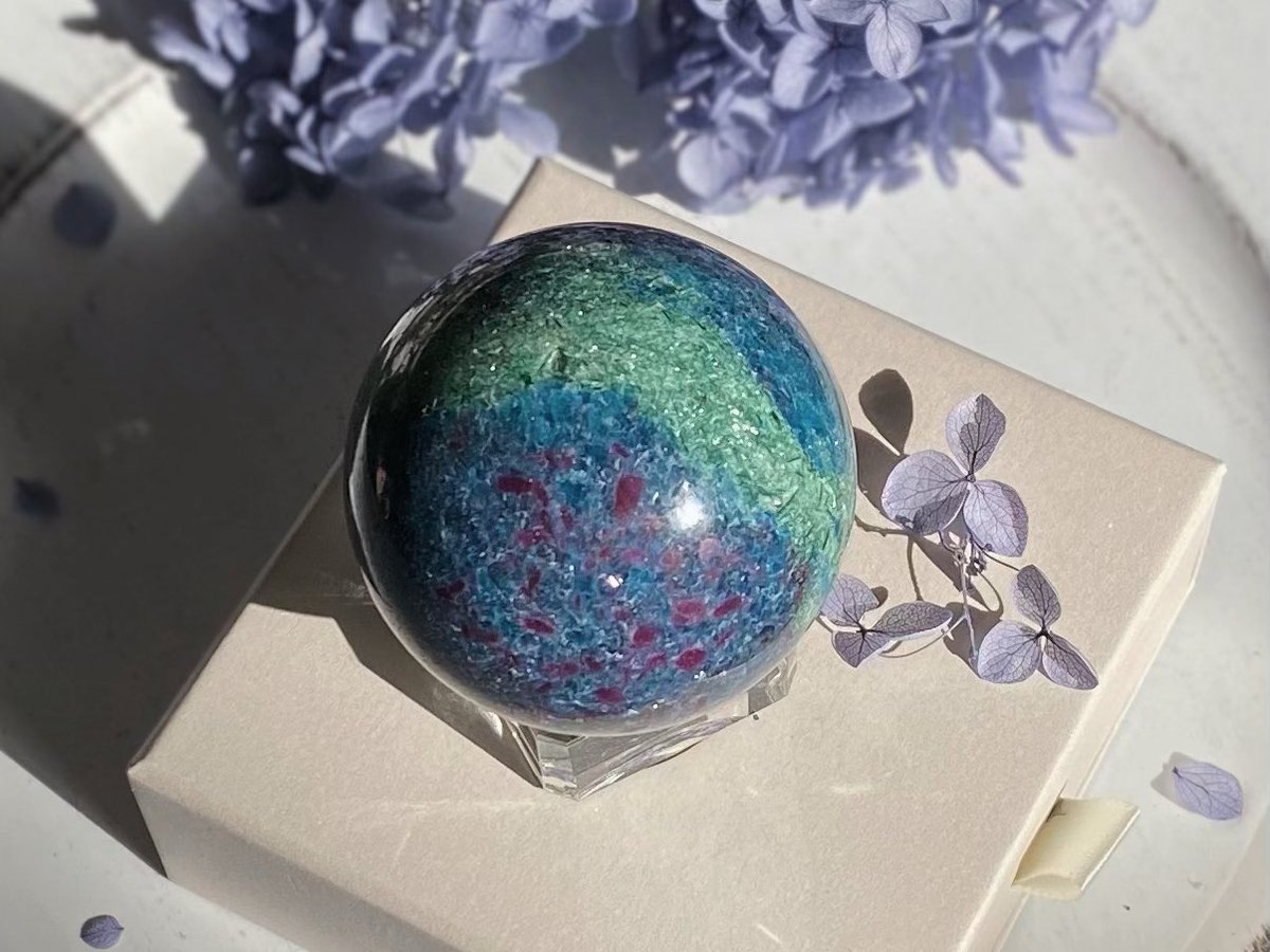 ルビー、カイヤナイト、フックサイト（グリーンマイカ）。三つの鉱物が