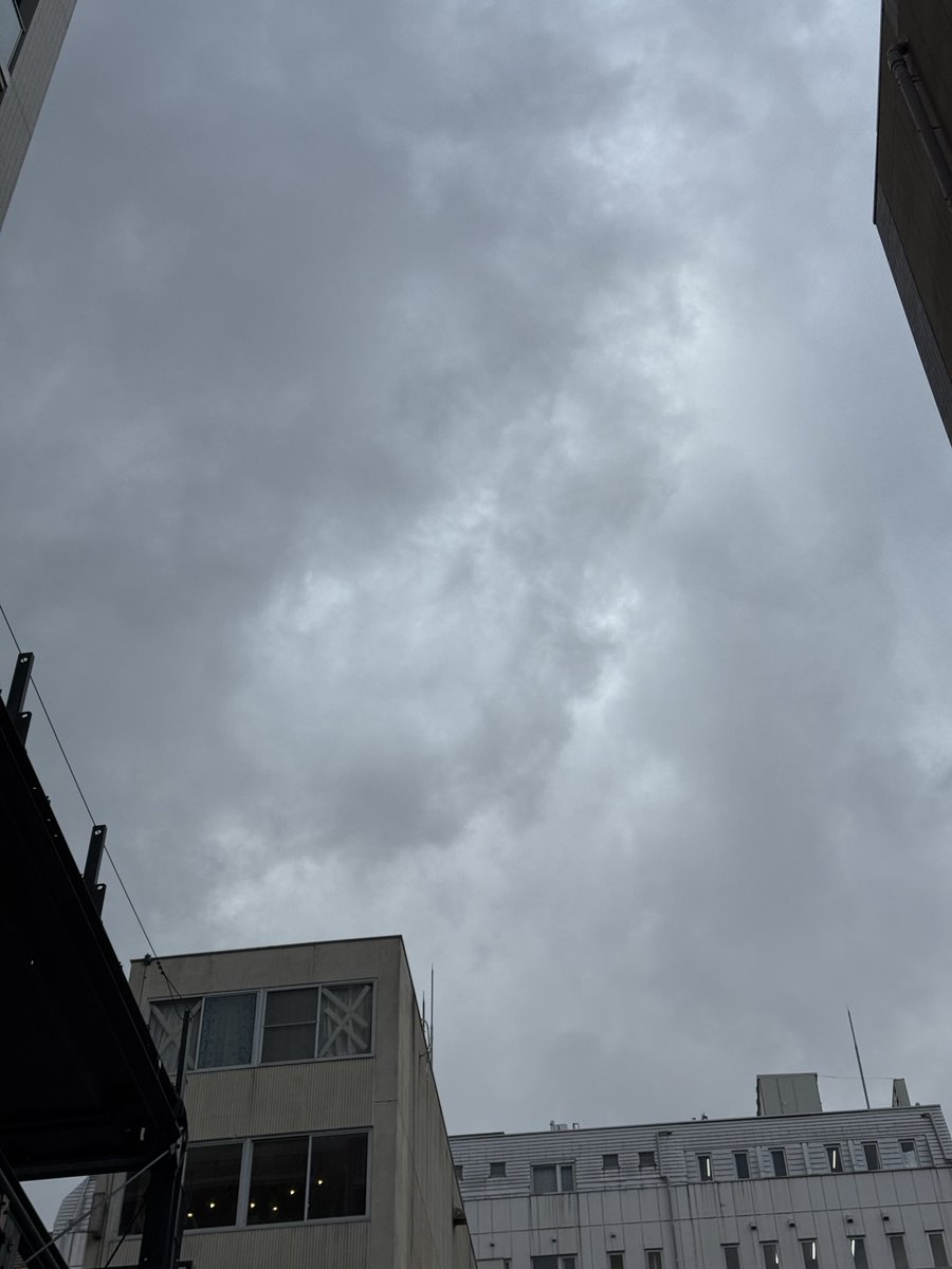 今日は寒いです
でもフロアは暑い