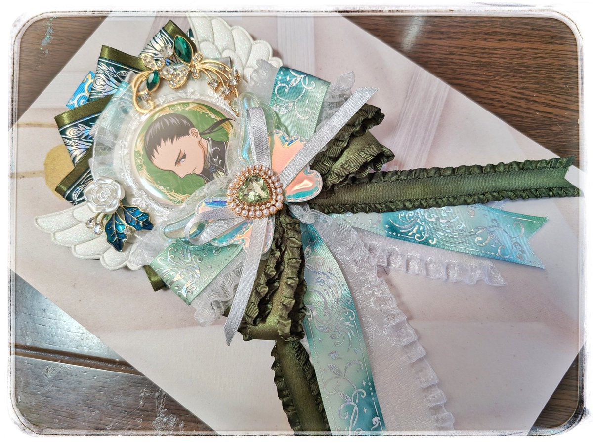 【落とし物しましたorz】
山手線〜日暮里繊維街付近で、ロゼットを落としました。
台座への定着が甘かったらしく、気がついたら台座からロゼット部分が剥がれておりました……。
既に販売されていない素材を使った一点物のロゼットです。
もしどこかでお見かけした方がいましたら、お声掛けください。