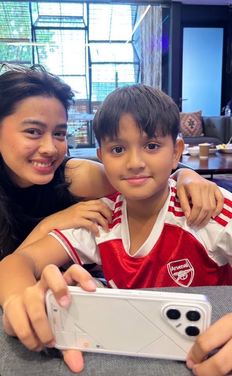 Keianndt's tweet image. Dari yg masih malu2 dirangkul kakak, dan harus ditemenin sama tante mama. Sampe akhirnya berani dan fotoan berdua