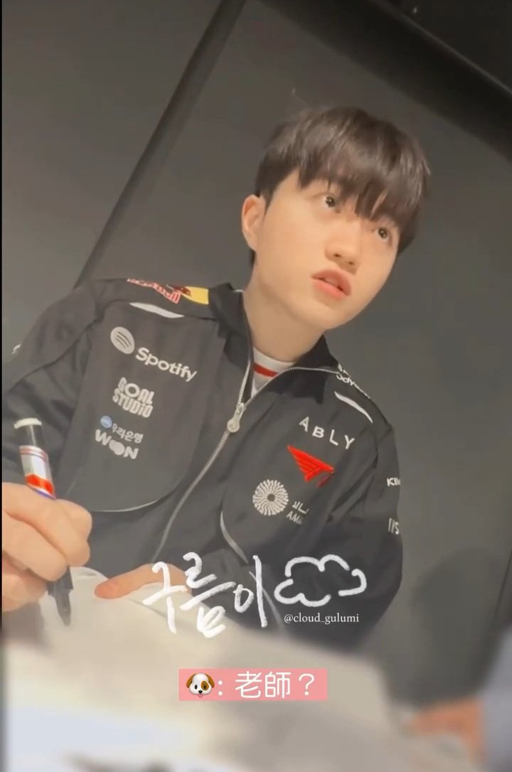 팬미 후기 구경하는데 민석이가 팬들을 ㄹㅇ케모티콘처럼 쳐다봐서 웃었어....