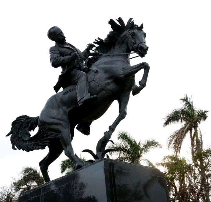 "Con los pobres de la tierra, quiero yo mi suerte echar".

José Martí; Versos Sencillos (1891).