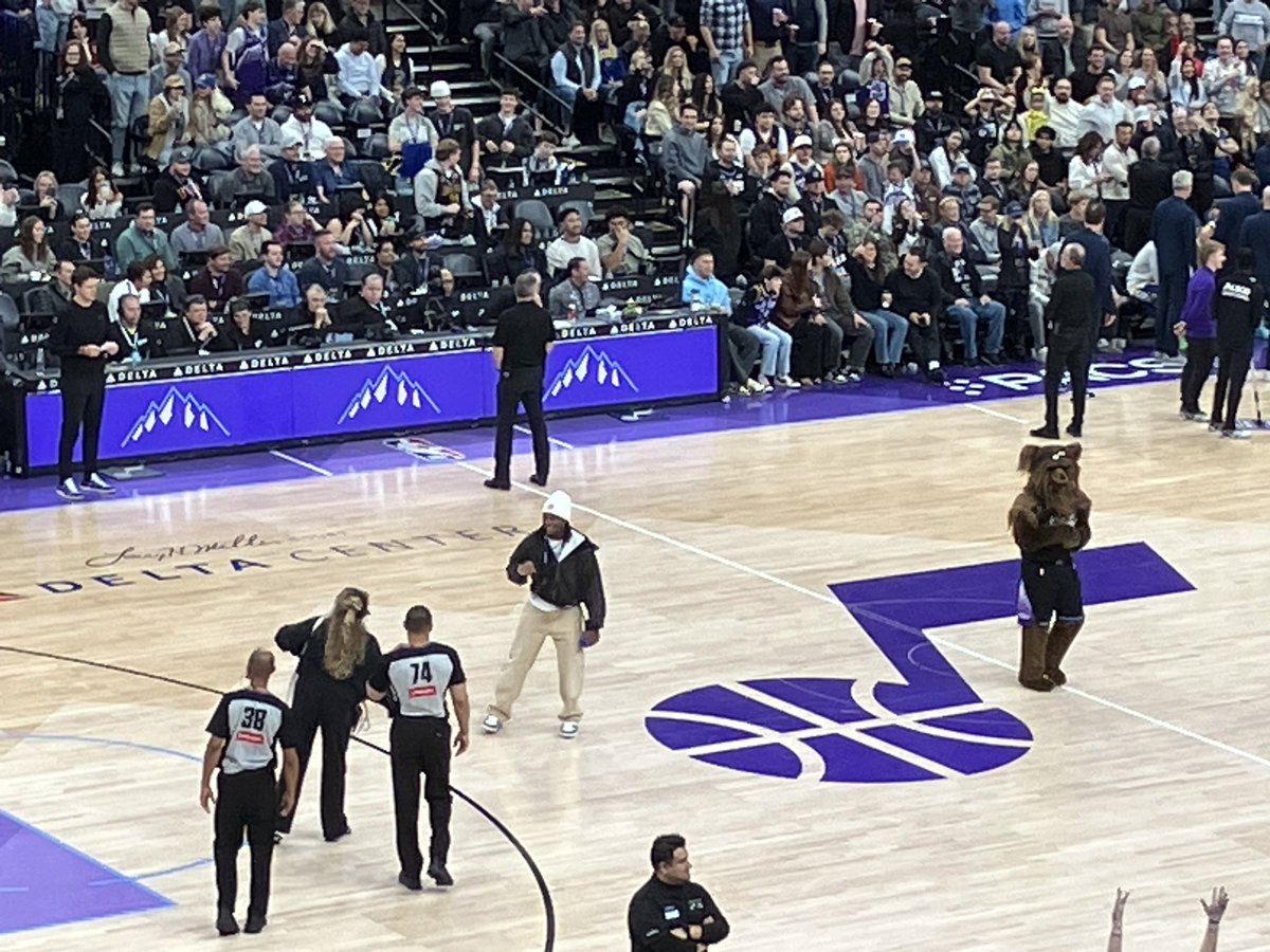 Utah QB Devon Dampier is here at tonight’s Jazz-Warriors game.

He just threw out some prizes for the crowd with BYU QB Bear Bachmeier.