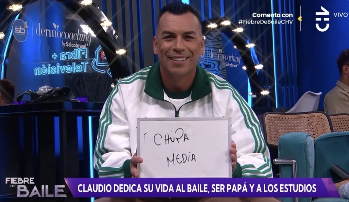 mina a fan girl 🩷 tweet media