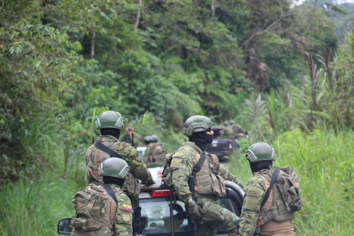 FranceEquateur's tweet photo. Visita a Pastaza y Napo. La Guayana Francesa y el Ecuador padecen los daños causados por la minería ilegal. Unidos, con cooperación enfocada, vamos enfrentando este flagelo. Por el bien de la Amazonía y de su gente. 
🇲🇫🌎🇪🇨 https://t.co/GcYhpsatSh