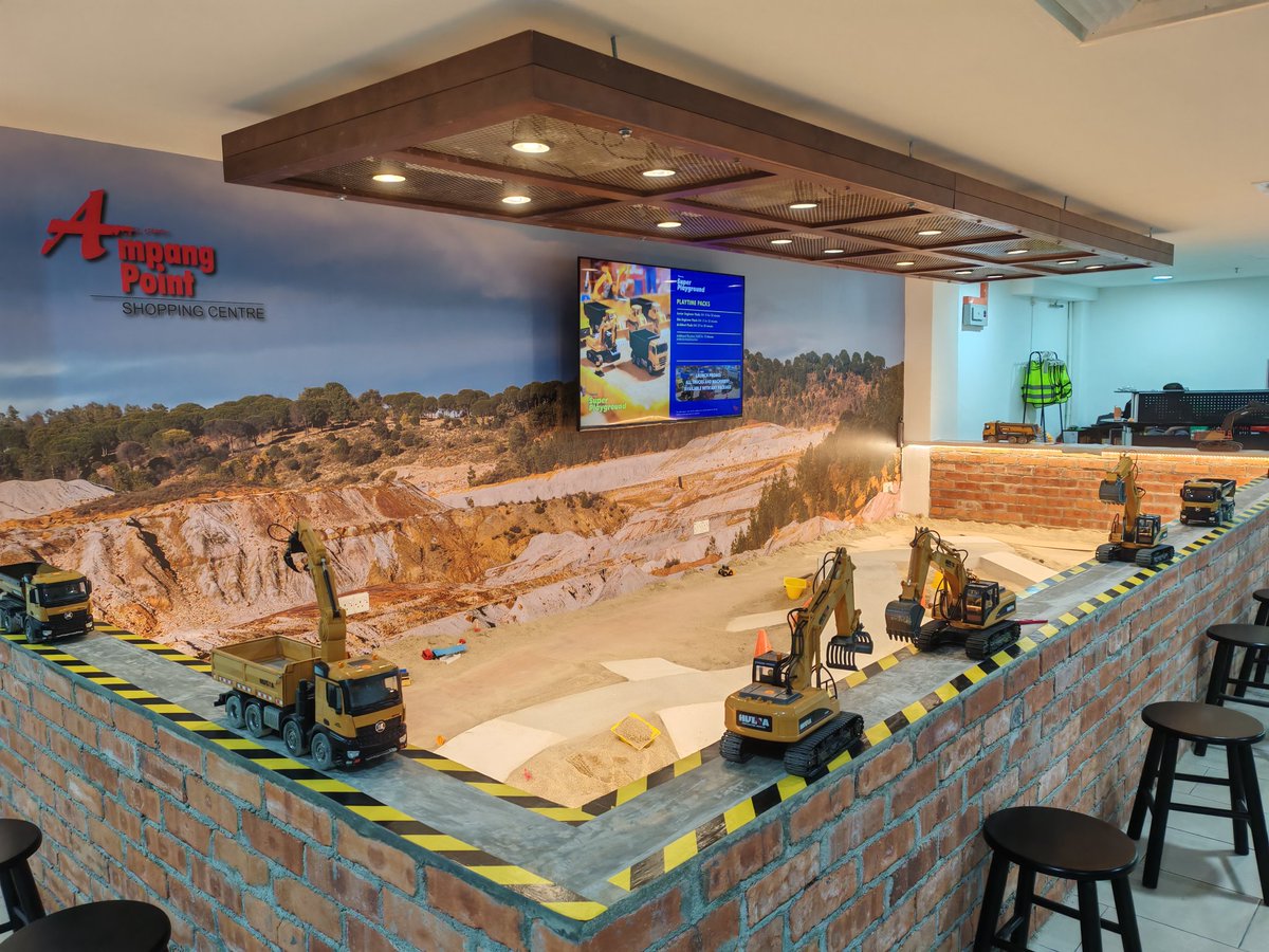 Ampang Point now has a Super Playground where you can rent RC trucks, dump truck, digger etc and play while you eat teppanyaki rice.

Beside Taiwan House.

I'm so tempted but I have work at the office! 😂🏡♥️