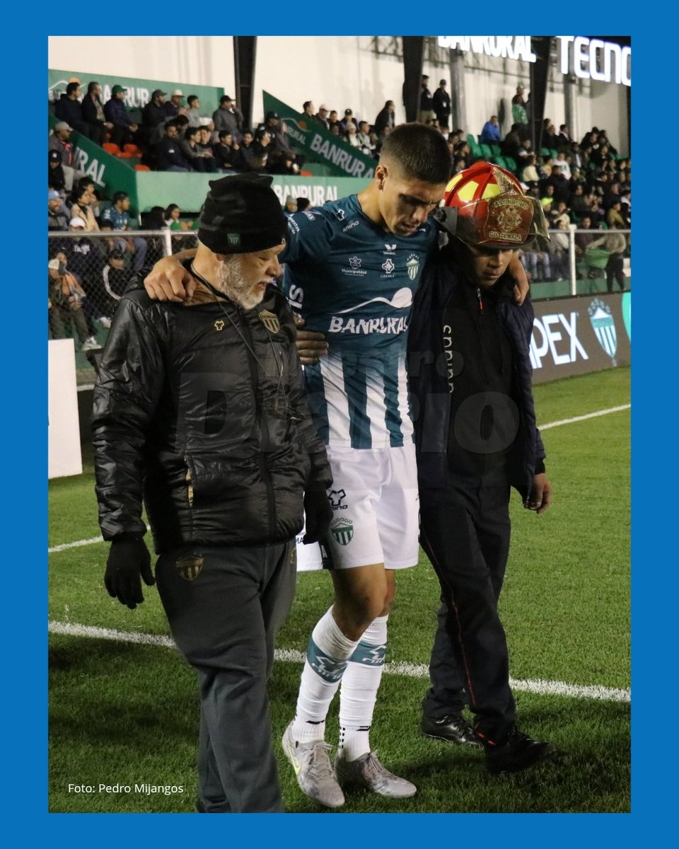 NuestroDiario's tweet image. GRAN GESTO EN LA CANCHA 👏🏻⚽️👻🥑

Javier Salazar, fisioterapeuta de Comunicaciones, atendió al portero Luis Morán debido a que los médicos de Antigua GFC  estaban revisando una lesión que sufrió Juan Apaolaza.

📸Pedro Mijangos | #DeportesND
