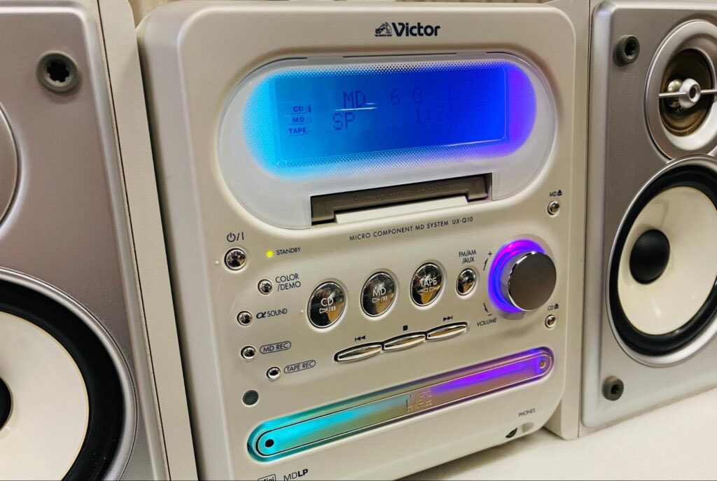 ラジオ、カセット、CD、MD、AUX全部使えるのが良き。 コンポではない