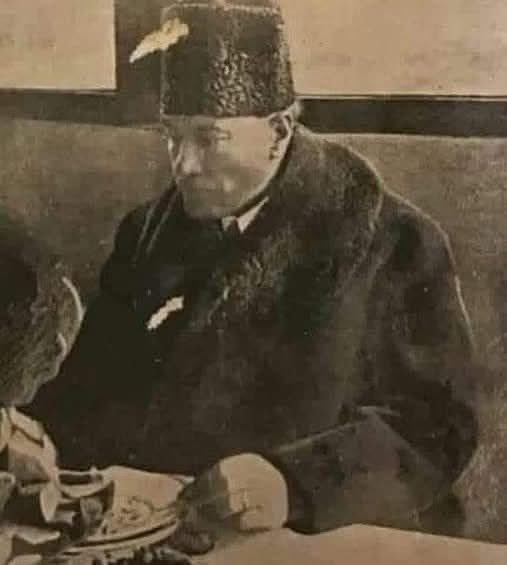 Atatürk, Enver Paşa tarafından Sofya’ya askerî ataşe olarak gönderilir.

Bulgaristan henüz beş yıllık bir ülkedir.

Atatürk, İstanbul’dan gittiği için üzgündür. Sofya’da bir pastane vardır. Diplomatik erkân genel olarak o pastanede kahvaltı yapmaktadır. Atatürk de kahvaltısını
