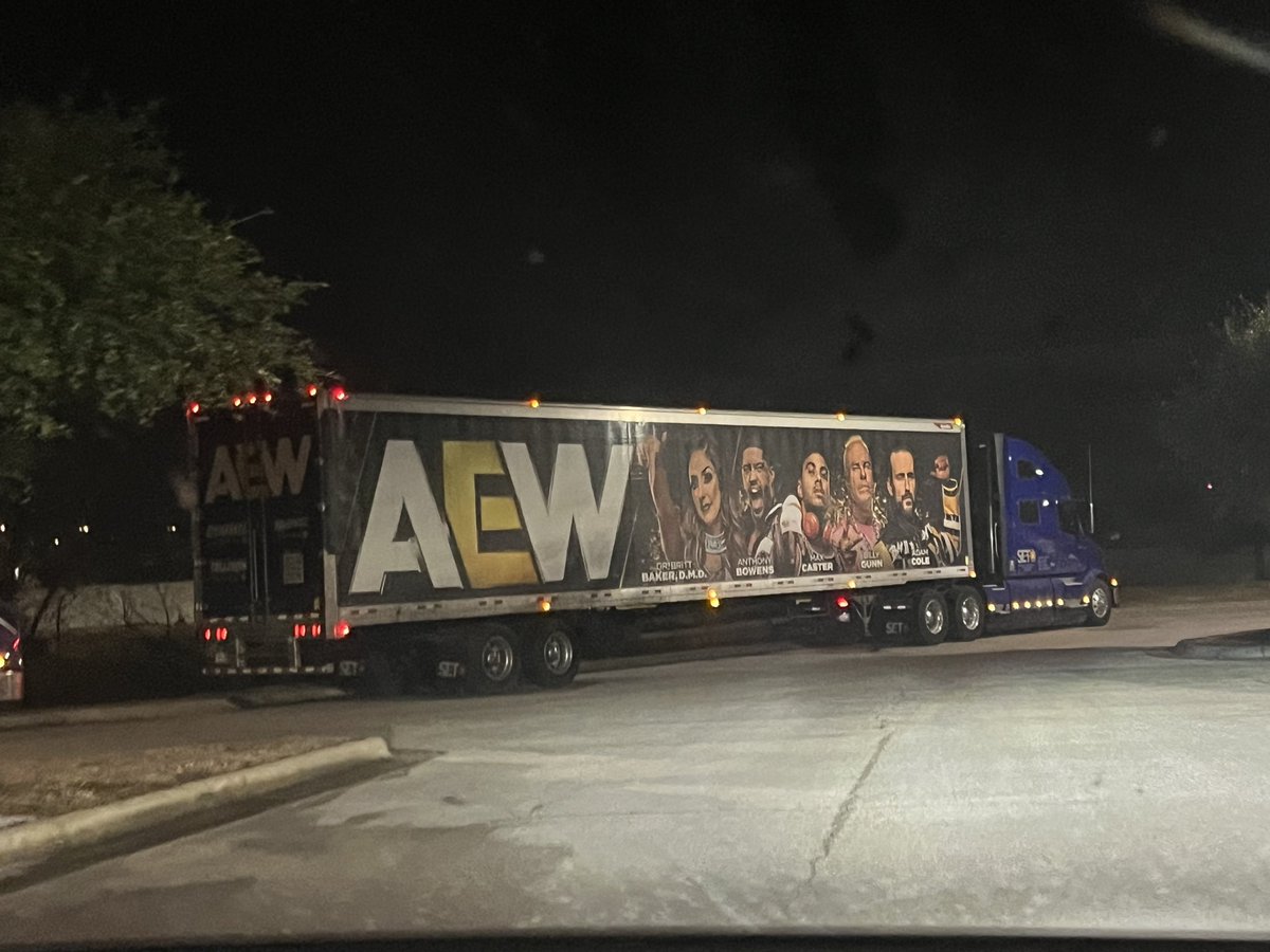 texamy's tweet photo. Bye! See ya next time! #AEWDynanite https://t.co/bPX7KrrYlO