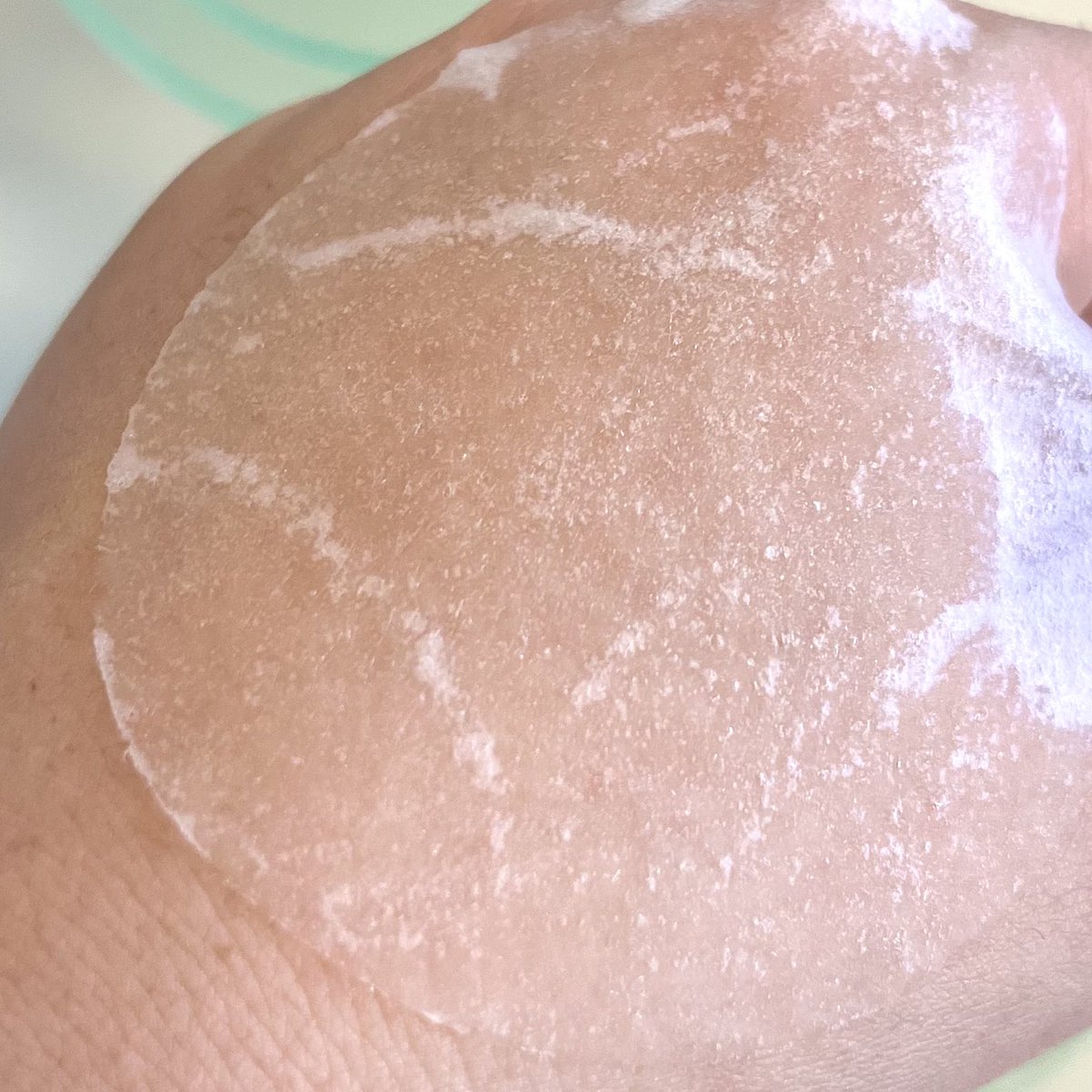 ลองโทนเนอร์แพดตัวนี้ของ Charmiss ช่วงผิวเป็นสิว แล้วคือชอบมากอะ เช็ดแล้วเย็นสบายผิวมาก ไม่แสบเลย ละคือให้มาจุกๆ 80 Pad เลยแผ่น แผ่นก็คือบางดี คือแนบกับผิวเลย นุ่มมาก อุ้มน้ำดี เช็ดแล้วหน้าไม่แห้ง ตัวนี้เค้ามี Niacinamide, CICA ช่วยปลอบผิว ให้สิวไม่เห่อด้วยนะ ใช้เช้า–เย็น