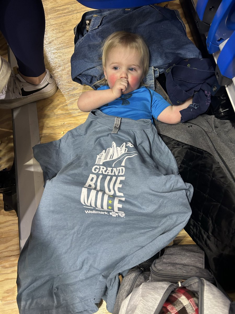 blakecampbell44's tweet photo. #BenchMob Shout out to Sean for the t-shit toss to the young bench mob member #drakebulldogs https://t.co/EeSjUL9rL2