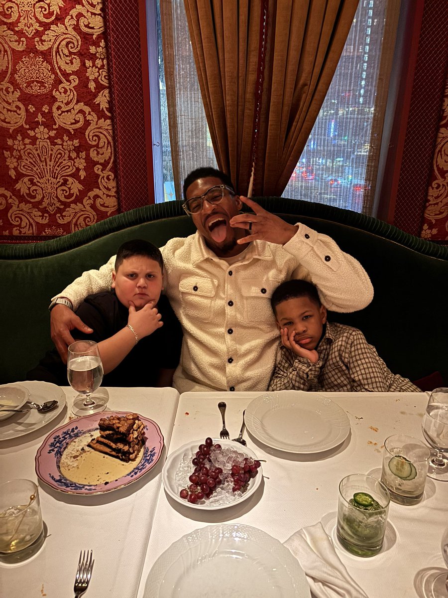 Da_Rizzler419's tweet image. Rizz and Happiness!! 🤫🤔💪🥂