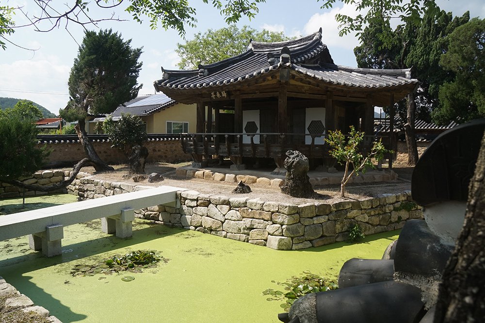 HanbokPantry's tweet photo. 한국의 정원 특 1
초입에 물에 둘러 쌓이거나 걸쳐져있는 정자가 있음 모티브는 아무래도 부여의 궁남지가 아닐까 싶음
대표적인 조선시대 연못에 걸쳐진 정자들
경주 귀래정
영천 귀애정
봉화 한수정
후원의 부용정도 이런 느낌 https://t.co/ngviRkS57W