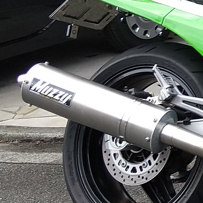 自分のバイクに付けているマフラーはどこ製なのか言う ドカ🇮🇹＝レオ